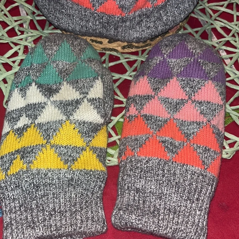 Gap Kids Grey with Multi Color Triangle Shape Hat and Mittens EUC